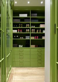 Г-образная гардеробная комната в зеленом цвете Петрозаводск